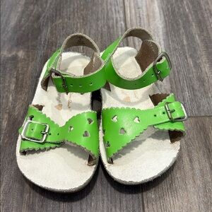 Lime Green Perforated Hearts SunSan Surfer sandals size 6